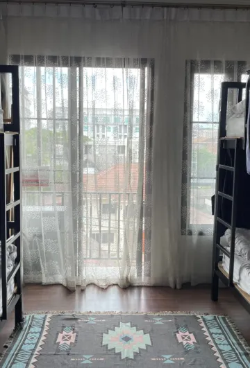 เตียงในห้องพักรวมชายหญิง 4 เตียง