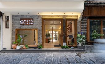 Zhenyuan Xujiu·Entering Movie View Inn