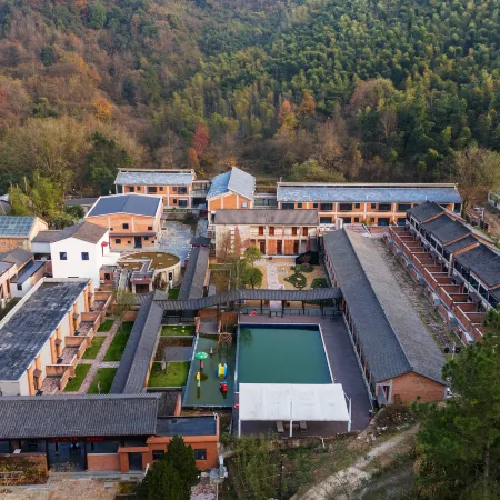 Chizhou Red Monograph Resort Hotel (Jiuhua Tianchi)