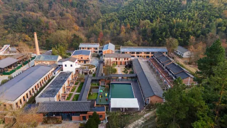Chizhou Red Monograph Resort Hotel (Jiuhua Tianchi) Отели рядом с достопримечательностью «Chizhou University»