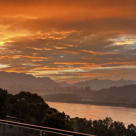 Zhihan River-view & Dam-view Homestay (Yichang Three Gorges Dam)