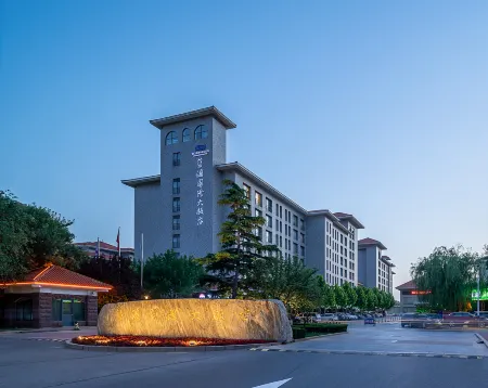 Blue Horizon International Hotel Отели рядом с достопримечательностью «Huanghe Sanjiaozhou Zoo»
