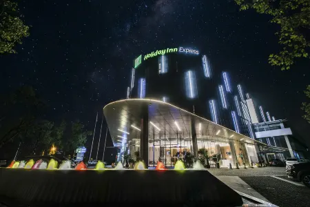 Holiday Inn Express Shanghai Songjiang Fangta Отели рядом с достопримечательностью «Xilinchan Temple»