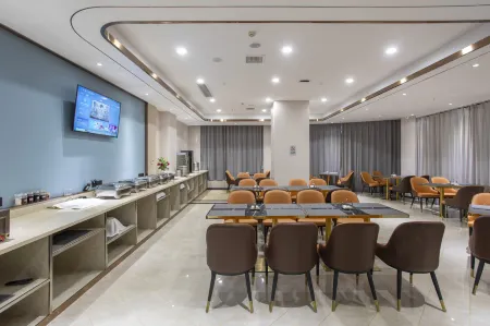 Yeste International Hotel (Xiaogan East Station Hubei Institute of Engineering Branch) Отели в г. Сяоган