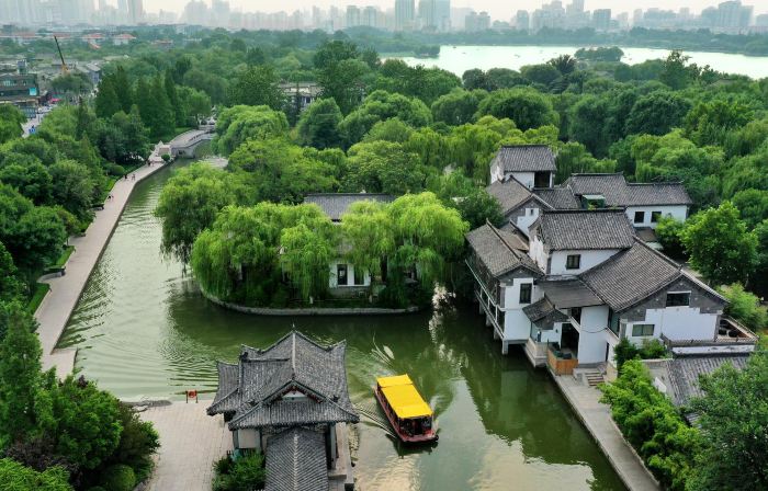 Shangquan Lishe Spring Culture (Daming Lake Chaoran Tower)