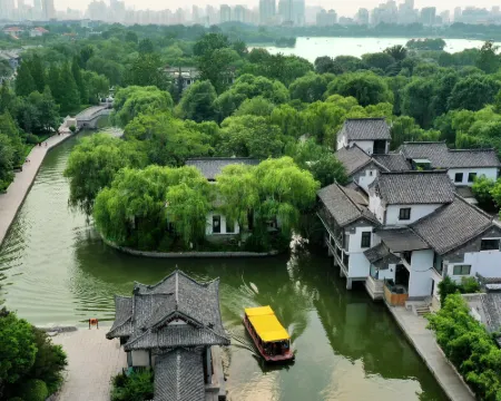 Shangquan Lishe Spring Culture (Daming Lake Chaoran Tower) Hotels in Jinan