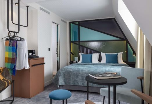 르 12 호텔의 현대적인 객실 인테리어