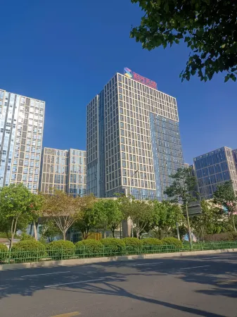 Qingpingguo Movie Apartment (Fuzhou South Railway Station)