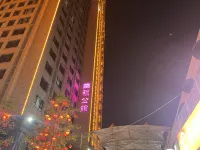 雲熹巨幕精品影宿（遷安天元谷度假區店） 金融街購物廣場附近的飯店