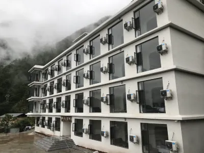 Tea Horse Road Inn Tiger Leaping Gorge (Tiger Leaping Gorge Town Branch) Hotels near Hutiao Stone