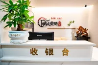 晚庭安隅民宿（六盤水高鐵站人民廣場店） - 停車場