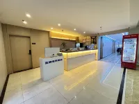 Yaxin E-Sports Hotel (Haikou Qilou Old Street Binhai Avenue) - parking