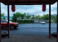 Changbai Yalu River Hotel - parking