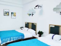洛阳阳光屋轻奢公寓 - 巨幕投影蓝色森林双床房
