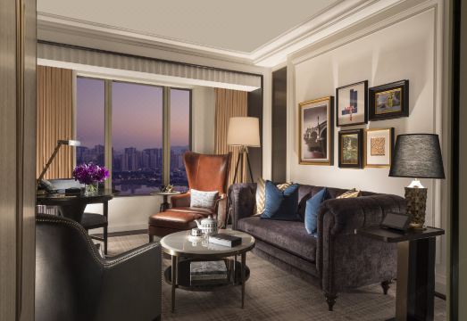 더 런더너 호텔 다이닝 공간