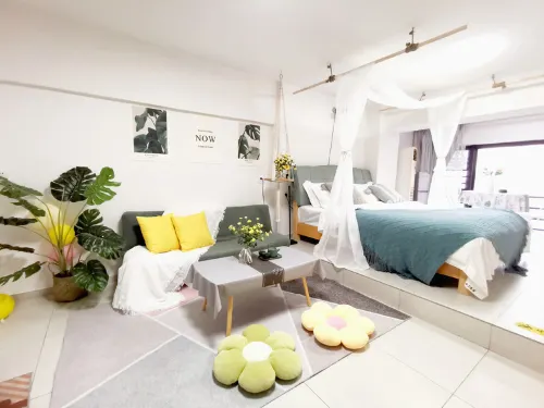 Yunshu Giant Screen Cinema Apartment (Wanda Plaza)