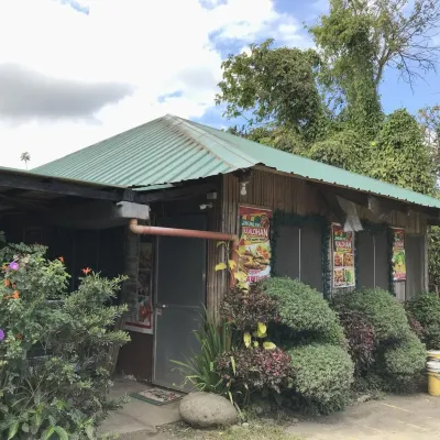 Jhunlyn Rooms for Rent Tagaytay Отели рядом с достопримечательностью «Торговый центр Ayala Malls Serin»