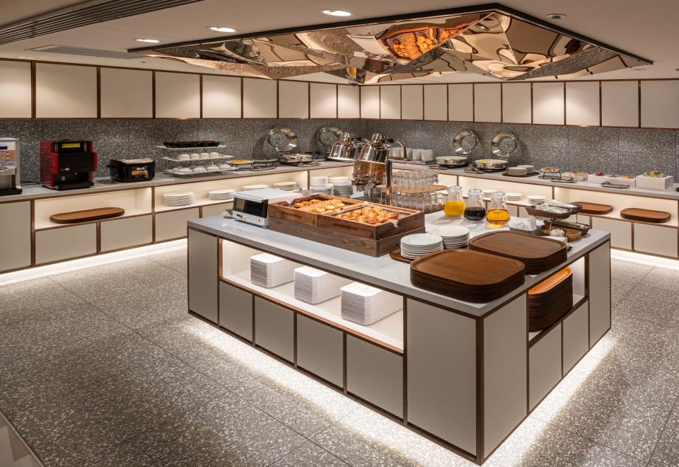 2. 고베 플라자 호..