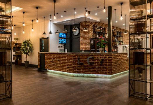 런던 시티 에어포트 호텔 모던한 로비와 객실 내부