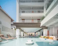 Aitingbao Hot Spring Hotel (Xishuangbanna jinghongGaozhuang Xishuangjing Xingguang Night Market) - Romantic