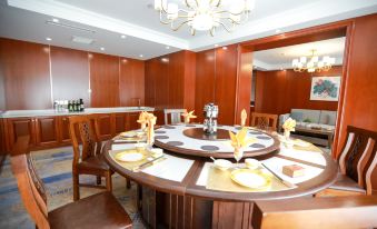Baicheng Hexiang Hotel (Civic Plaza Haiming East Road Pedestrian Street Store)