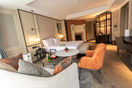 Wuhan Jianghan Road pedestrian street security foreign travel Manxin house Отели рядом с достопримечательностью «Hankou Beach»