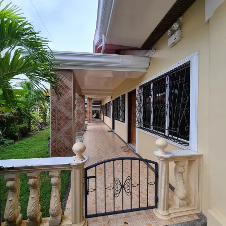 La-Familia Guest House