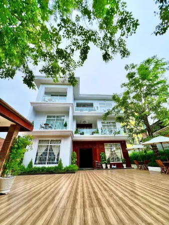 Nyna Villa Guesthouse Отели рядом с достопримечательностью «Wat Traeuy Kaoh»