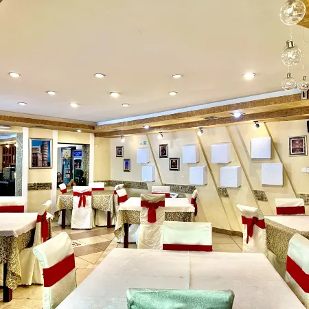 Kharaa Hotel & Restaurant Отели рядом с достопримечательностью «Гандантэгченлин»
