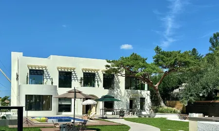 Yunqi Fenglinli Pool Resort Homestay (Yanji Chaoyangchuan Airport High speed Railway Station Branch) Отели рядом с достопримечательностью «College Town Wanghong Wall»