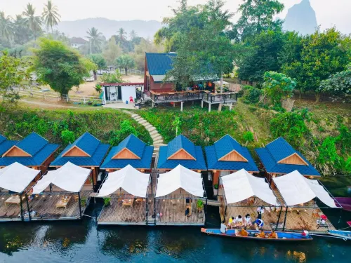 m&r house Hotels in Feuang