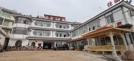 Hongtu Qicai Renjia Hostel Отели рядом с достопримечательностью «Dongchuan Red Land»
