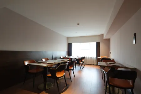 Changsha Sallymore Hotel (Wu Yi Square IFS Guojin Center) Отели рядом с достопримечательностью «Central South University Railway Bridge and Tunnel Statics Laboratory»