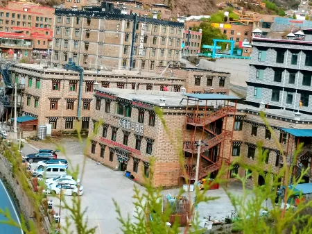 Zhongxin Holiday Hotel (Daocheng Yading Scenic Area New Tourist Service Center) Отели рядом с достопримечательностью «Xiannairi»