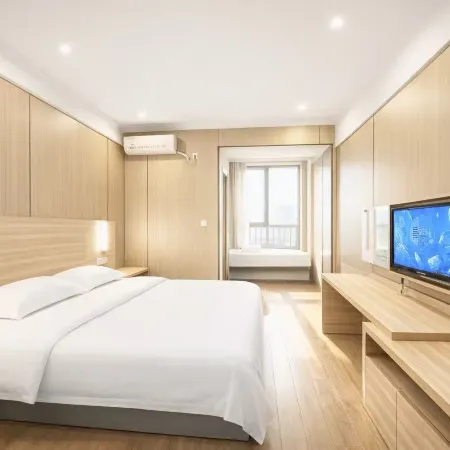 Tianhong Hotel (Nanning Sulu Subway Station Anji Passenger Transport Terminal Subway Station Branch)