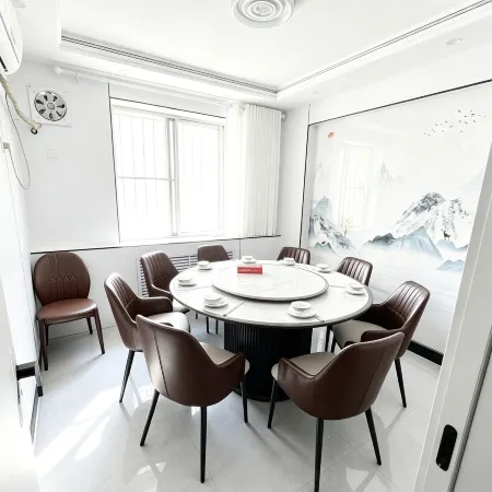 Yilong Wanguo Hotel (Longxi People's Square)