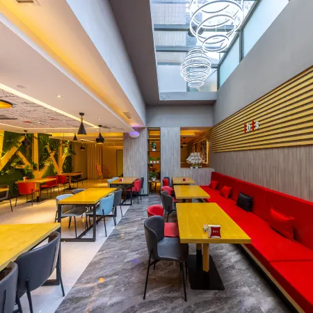 Ibis Hotel (Longnan Railway Station) Отели в г. Луннань