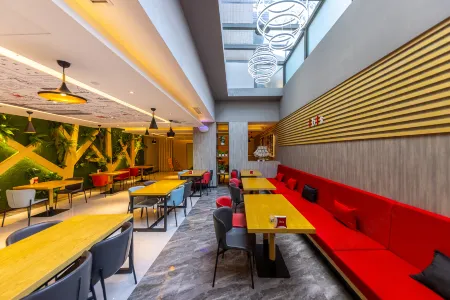 Ibis hotel(Longnan railway station store) Отели в г. Луннань