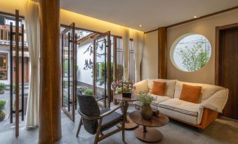 Floral Hotel·LiangQige hotel(Lijiang Ancient Town Mufu Sifang Street)