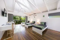 Magnums Airlie Beach – Adults only