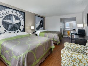 Super 8 by Wyndham San Antonio Pearl District / Downtown