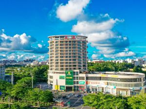 Real Madrid Holiday Tiancheng Hotel (Wenchang High-speed Railway Station Wennan Old Street Branch)