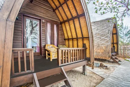 Hotel O Telone Bungalow Отели в г. Pemongkong