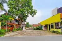 Super OYO Capital O 91810 Hotel Balebat 2 Hotels near Gedung Rektorat UPI, ISOLA
