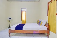 SPOT ON 92930 Syifa Guest House Syariah Hotels in Bojong