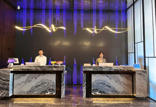 즈한 환펑 호텔의 현대적인 외관