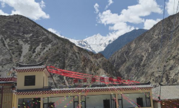 Zheshi Gongba Homestay (Meili Snow Mountain Scenic Area)