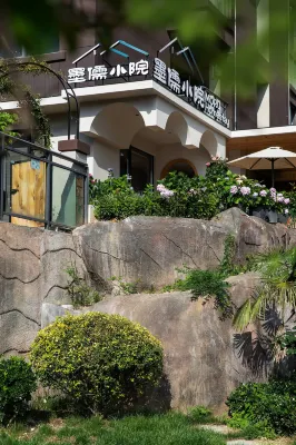 Moru Courtyard