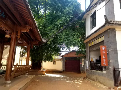 Jizu Mountain Climbing Tree Inn