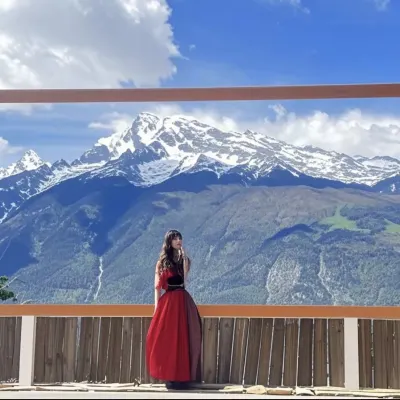 360° Panorama | Manxuege · Wild · Sunlit Golden Mountains · Snow Mountain View Boutique Inn ハバ雪山周辺のホテル
